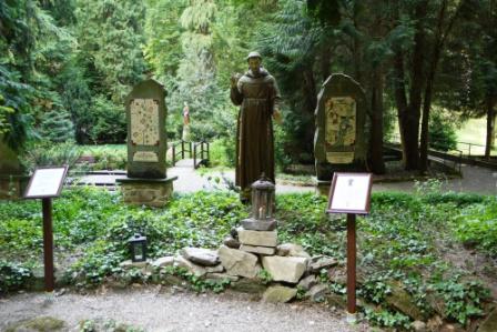 Franziskusgärtchen Stelen Vollendung
