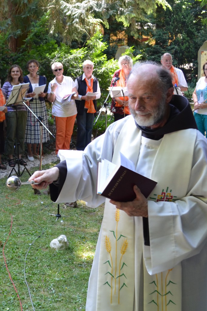 Pater Bernold OFS, Guardian des Klosters, spendet den Segen