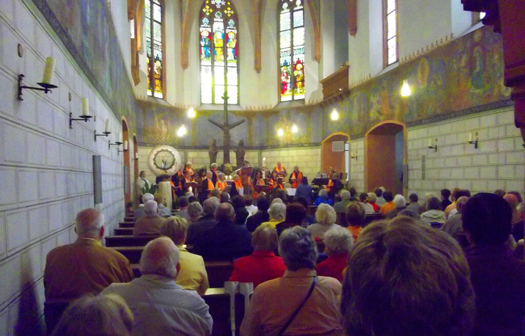Franziskanischer Gebets- und Singkreis mit einer Liedbotschaft in der Wallfahrtskirche des Klosters Marienthal/Rheingau