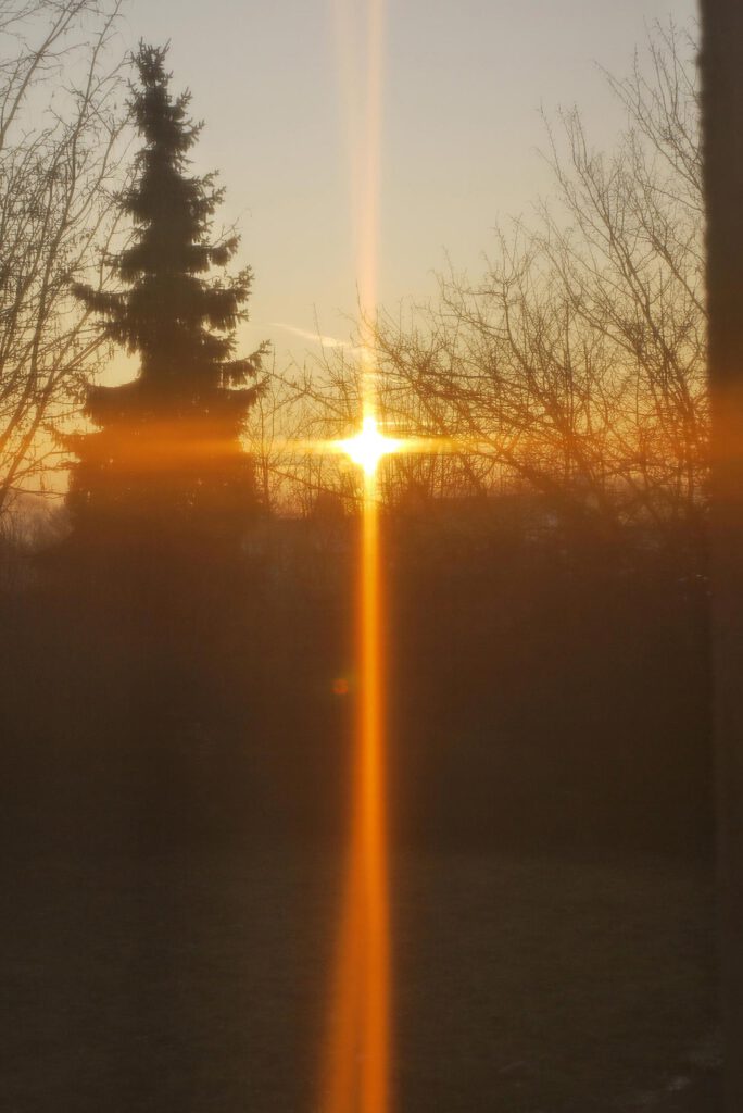 Sonnenstrahlen als Kreuzsymbol - An heiligen Stätten - Marienthal in Geisenheim