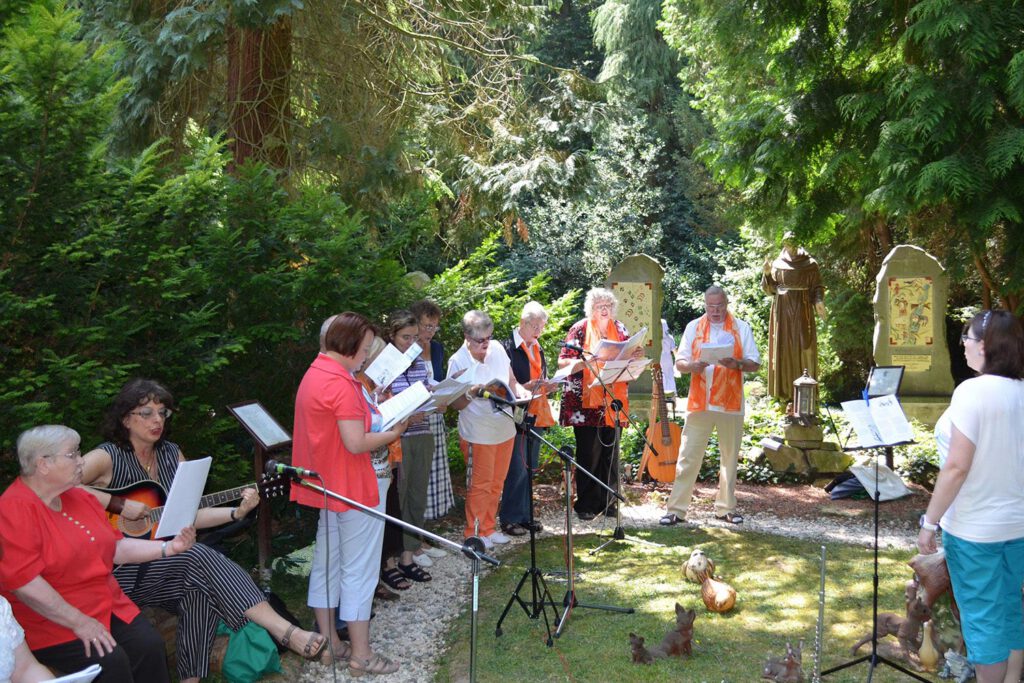 Franziskanischer Gebets- und Singkreis singt im Franziskusgärtchen