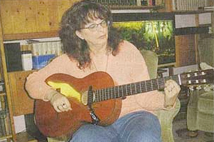 Liedbotschaften: Karin Schneider-Jundt spielt Gitarre